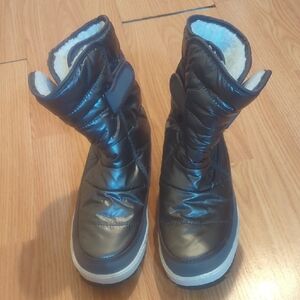 Grey Winter Boots with White Lining